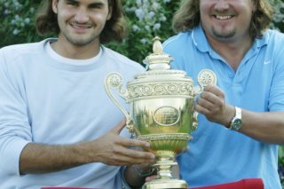 Roger Federer et Peter Lundgren avec le trophée de Wimbledon en 2003 KEYSTONE/AP/ANJA NIEDRINGHAUS
